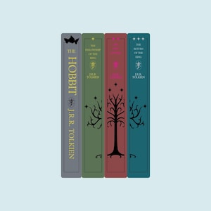 Peut inclure: Un ensemble de quatre livres de J.R.R. Tolkien, comprenant "Le Hobbit", "La Communaut&eacute; de l'Anneau", "Les Deux Tours" et "Le Retour du Roi". Les livres sont dispos&eacute;s verticalement, avec les dos face au spectateur. Les dos sont tous de couleurs diff&eacute;rentes, et chaque livre a un design unique.