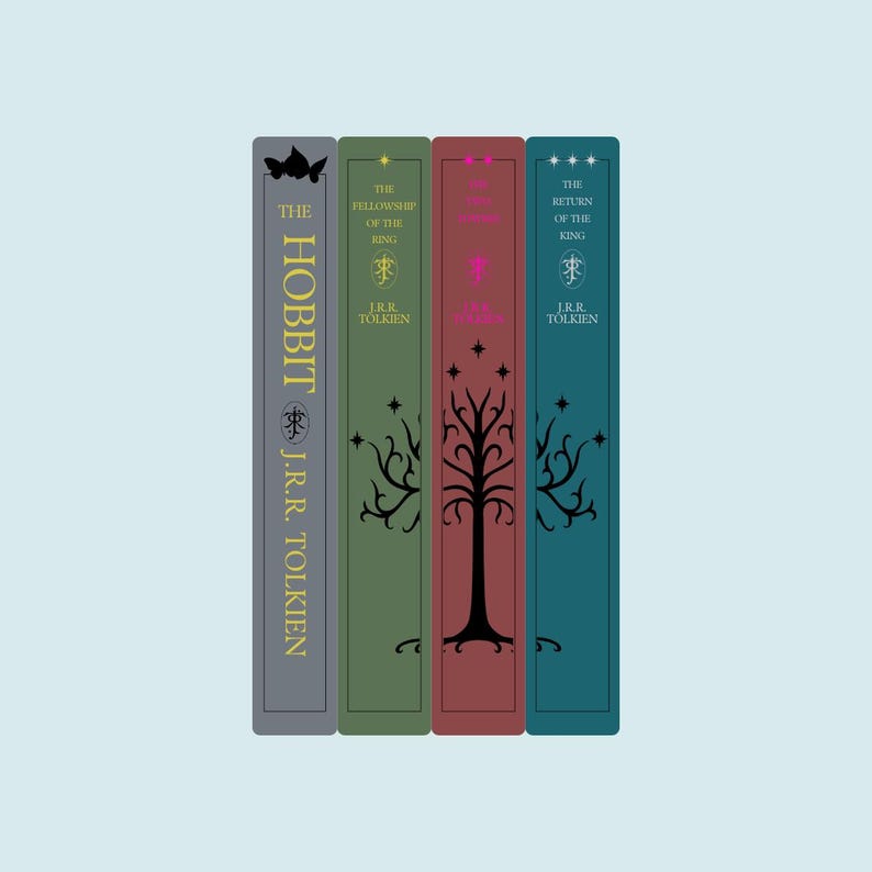 Peut inclure: Un ensemble de quatre livres de J.R.R. Tolkien, comprenant "Le Hobbit", "La Communaut&eacute; de l'Anneau", "Les Deux Tours" et "Le Retour du Roi". Les livres sont dispos&eacute;s verticalement, avec les dos face au spectateur. Les dos sont tous de couleurs diff&eacute;rentes, et chaque livre a un design unique.