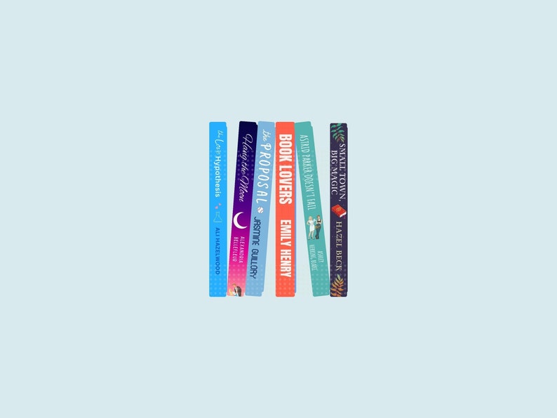 Peut inclure: Une pile de six livres broch&eacute;s aux couvertures color&eacute;es. Les titres sont "The Love Hypothesis", "Having the Moon", "The Proposal", "Book Lovers", "Astrid Parker Doesn't Fail", et "Small Town, Big Magic".