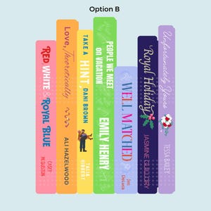 Peut inclure: Une &eacute;tag&egrave;re avec des livres aux couleurs de l'arc-en-ciel. Les titres incluent "Red, White & Royal Blue", "Love, Theoretically", "Take a Hint", "People We Meet on Vacation", "Well Matched", "Royal Holiday", et "Unfortunately Yours".
