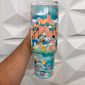 カスタマイズされた 40 オンスのデュペ パーク スナック タンブラー マジック ベスト フレンズ キャッスル タンブラー ティール グリーン カラー テーマ パーク バルーン