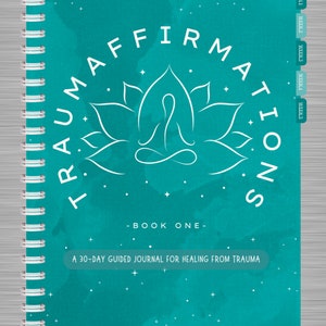Pu&ograve; includere: Diario blu turchese con un fiore di loto bianco e il testo "Trauma Affirmations - Book One - A 30-Day Guided Journal for Healing from Trauma".