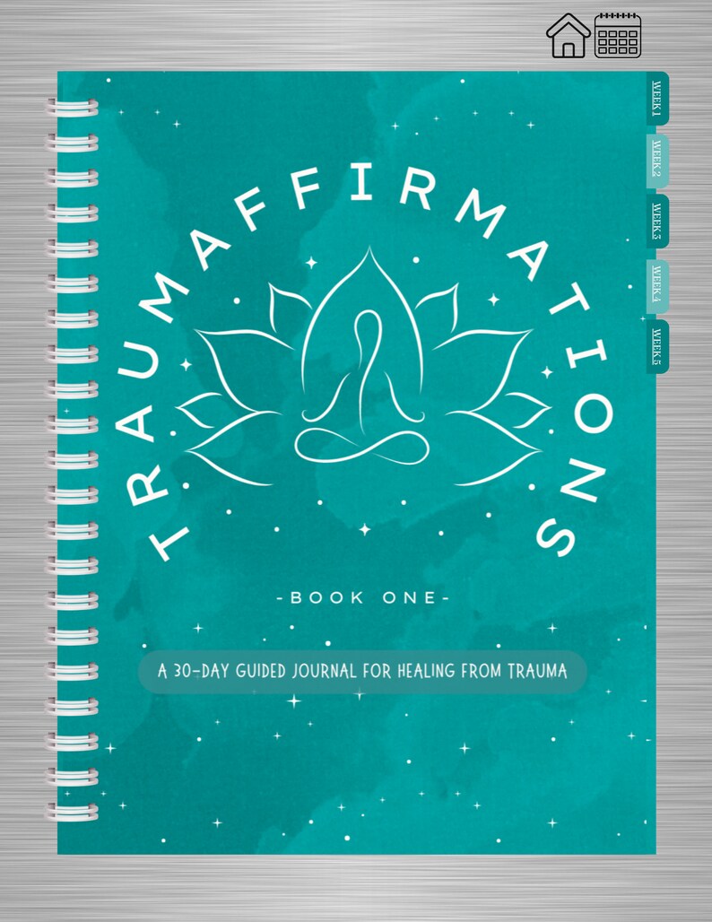 Pu&ograve; includere: Diario blu turchese con un fiore di loto bianco e il testo "Trauma Affirmations - Book One - A 30-Day Guided Journal for Healing from Trauma".