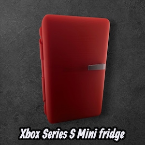 以下が含まれることがあります： シルバーの取っ手が付いた赤いミニ冷蔵庫。「Xbox Series S Mini fridge」の文字が画像の下部に表示されています。冷蔵庫は滑らかで丸みを帯びたデザインです。