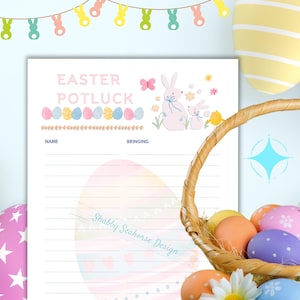 Może przedstawiać: Zaproszenie na wielkanocny poczęstunek w pastelowych kolorach. Zaproszenie zawiera tekst "Easter Potluck" oraz ilustracje pisanek i królików. Wiklinowy kosz wypełniony zdobionymi pisankami i kwiatami znajduje się na pierwszym planie.