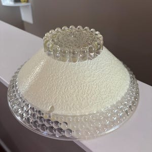 Luminária de teto vintage Art Déco com cúpula de vidro fosco bege e formato de bolha, para instalação com 3 furos.