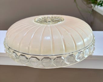 Lámpara de techo vintage de cristal rosa pálido MCM con borde octogonal transparente.