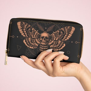Cartera oculta con calavera de polilla, monedero de cuero vegano con cremallera, regalo gótico de bruja lunar, monedero místico, arte esquelético espiritual de Witchcore