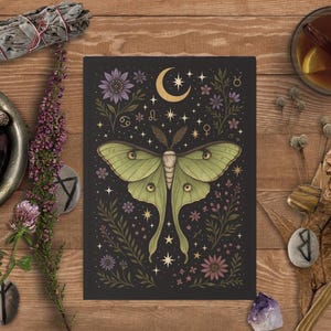 Carte d'anniversaire de papillon de nuit Luna, voeux botaniques floraux, carte de lune céleste, cadeau de sorcière verte païenne goth, carte vierge de sorcière de haie Cottagecore 5 x 7"