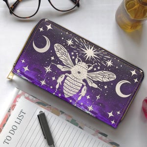 Carteira de bruxa Occult Bee, bolsa wiccan mística em forma de crescente, carteira com zíper de bruxaria, bolsa de couro vegano com compartimentos para cartões, presente para amantes de tarô