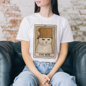 Camiseta de tarô com meme de gato branco, camiseta de mãe de gato, camiseta engraçada de bruxa, blusa de felino triste, roupa de esposa pagã, camiseta com citações engraçadas, presente para donos de animais de estimação