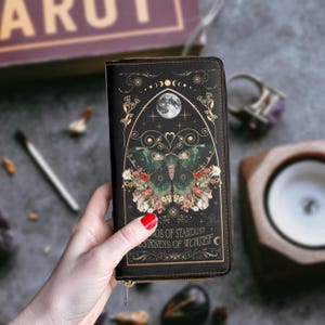 Carteira com zíper wiccan de mariposa celestial, bolsa estilo vintage floral boho, bolsa de couro vegano, presente de mãe bruxa, símbolos ocultos, fase mágica da lua