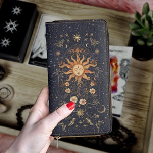Cartera de cuero vegano con cremallera Celestial Sun, cartera de mano Mystical Cottagecore con tarjetero y bolsillo para monedas, regalo de bruja libre de crueldad animal