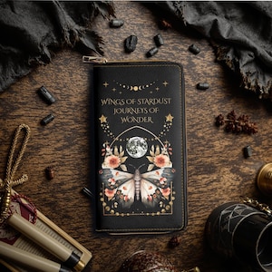 Celestial Moth Wallet, sac à main Boho Moon Phase Zipper, pochette florale magique en cuir végétalien, pochette fantaisiste avec porte-cartes, poche à monnaie