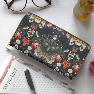 Monedero estilo art nouveau con diseño de polillas y diseño floral de Luna, cartera con cremallera, arte vintage bohemio, bolsa de cuero vegano con flores, regalo para mamá bruja, clutch celestial