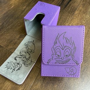 Lorcana Sea Witch TCG-deckbox | Kiekeboe-ontwerp op voorkant en binnenflap | Geschikt voor kaarten van 80+ standaardformaat | Magnetische sluiting