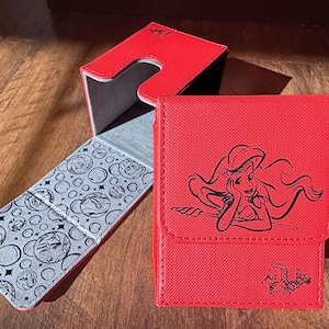 Lot de Decks de collection JCC Lorcana Whoseit | Motif coucou sur le devant et le rabat intérieur | Pour plus de 80 cartes de format standard avec pochettes | Fermeture magnétique