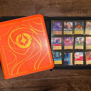オレンジ ロルカーナ ロア ブック TCG ジッパー付き収納バインダー | 限定版カラー | 12 ポケット サイドローディング 480 枚のトレーディングカード収納可能