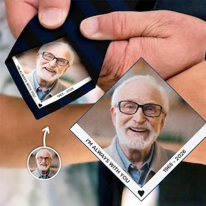 Może przedstawiać: Granatowo-czarny w paski krawat z personalizowanym zdjęciem uśmiechniętego mężczyzny w okularach. Zdjęcie zawiera tekst "I'M ALWAYS WITH YOU" oraz lata "1965-2026". Dołączone jest również małe serce.