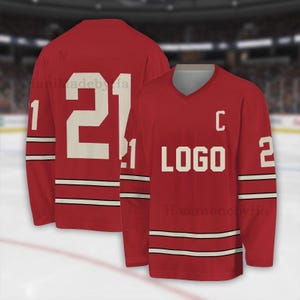 Puede incluir: Jersey de hockey rojo con detalles blancos y el número 21 en la espalda. La parte delantera muestra la palabra "LOGO" y el número 1. El jersey tiene cuello en V y rayas blancas en las mangas y el dobladillo. El jersey se muestra en una pista de hockey sobre hielo.