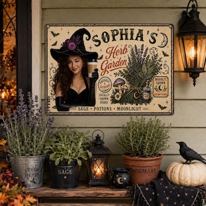 Peut inclure: Une plaque métallique rectangulaire représentant une sorcière au chapeau noir tenant une tasse de café, avec le texte "SOPHIA'S Herb Garden", "FRESHLY GATHERED", "MOONLIT GROWN" et "SAGE POTIONS MOONLIGHT". Le design inclut des herbes, un champignon et une bouteille.