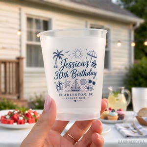 Può includere: Un bicchiere di plastica smerigliata con la scritta "Jessica's 30th Birthday" e illustrazioni a tema spiaggia in blu navy. La tazza include anche la località "Charleston, SC" e la data "Agosto 2026".