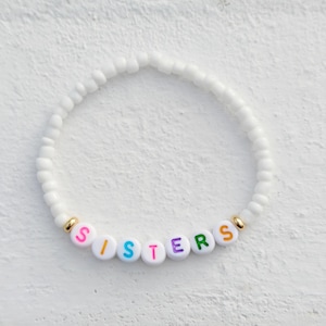 Pulseira de contas SISTERS – Presente de amizade feito à mão com contas de letras brancas para irmã, joia personalizada com miçangas brancas