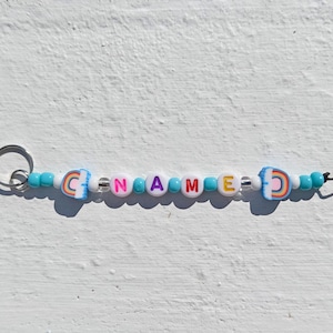 Llavero personalizado con cuentas de arcoíris y nombre: un regalo personalizado para niños, adolescentes o para fiestas. Accesorio hecho a mano.