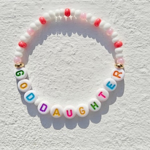 Pulsera colorida con nombre personalizado en rosa, blanco y dorado con cuentas de letras acrílicas multicolores