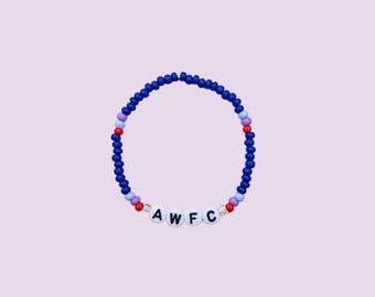 Perlenarmband vom Fussball-Armenarverein (Arenal) Women Football Club (AWFC) in den Farben der Auswärtstrikots