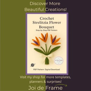 Könnte beinhalten: Ein digitales PDF-Muster für einen gehäkelten Strelitzia-Blumenstrauß. Das Bild zeigt einen Strauß aus drei orangefarbenen und lila gehäkelten Blumen mit grünen Blättern, gebunden mit einem cremefarbenen Band. Text enthält "Discover More Beautiful Creations!" und "Joi de Frame".