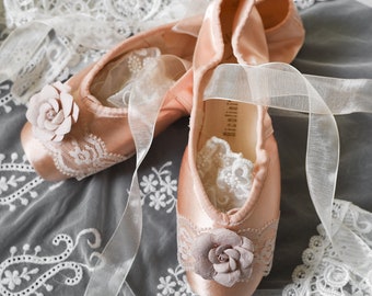 Vintage Roses Pointe Shoes