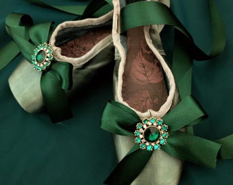 Gröna balett-tåskor i satin med smaragdgröna strass och band. Danspresent, romantisk sovrumsdekor, balettväggbonad. Teaterrekvisita