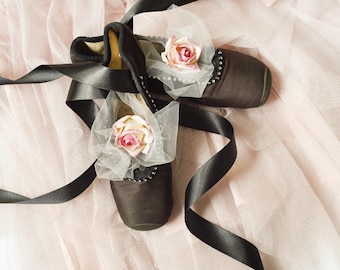Very Vintage Brown Ballet Pointe Shoes with roses and tulle. 1950s Home/Cottage Ballet Decor. Vintage Ballet Gift. Romantic Bedroom Accent