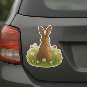 Adesivo per camper, laptop o auto raffigurante un coniglio su un prato fiorito. Delicato motivo animale come regalo per gli amanti del giardino e per i bambini.