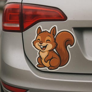 Pegatina de ardilla divertida: adorable animal de dibujos animados con una gran sonrisa. Ideal para coche, portátil o scrapbooking. Motivo forestal. Ideal para niños.