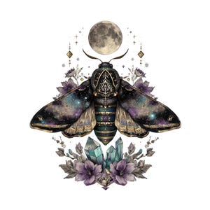 Puede incluir: Ilustración detallada de una polilla con alas con un patrón de galaxia, sobre un fondo blanco. La polilla está adornada con detalles dorados y está rodeada de flores moradas, cristales y una luna llena. La obra de arte tiene un tema místico.
