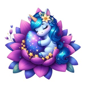Puede incluir: Ilustración caprichosa de un unicornio azul claro con un cuerno dorado y cabello azul, adornado con flores, acurrucado en una gran flor morada y rosa. El unicornio abraza un huevo azul estrellado, rodeado de estrellas doradas.
