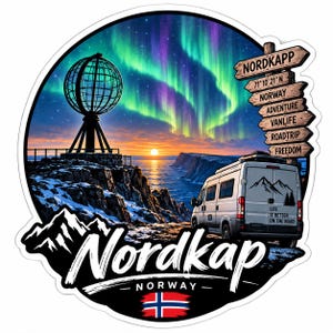 Può includere: Un adesivo circolare con un monumento a forma di globo su una scogliera, un camper e l'aurora boreale. I cartelli in legno riportano NORDKAPP, 71 10 21 N, NORWAY, ADVENTURE, VANLIFE, ROADTRIP, FREEDOM. Il camper reca la scritta LIFE IS BETTER ON THE ROAD.