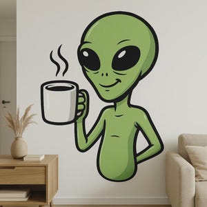 Könnte beinhalten: Ein grüner Cartoon-Alien mit großen schwarzen Augen und einem Lächeln, der eine weiße Kaffeetasse mit aufsteigendem Dampf hält. Der Alien wird vor einem weißen Hintergrund dargestellt, was auf einen Aufkleber oder eine Wanddekoration hindeutet.