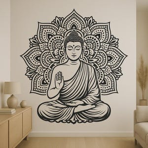 Può includere: Un adesivo murale in bianco e nero raffigurante Buddha in posa meditativa, su un design mandala dettagliato. L'immagine mostra una figura serena, ideale per creare un'atmosfera pacifica in ogni stanza. Adatto per l'arredamento della casa.