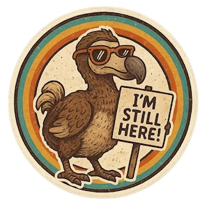 Pegatina de Dodo con el letrero "Sigo aquí". Divertida pegatina de cómic para frikis, fans de lo vintage, para coche, portátil o caravana.