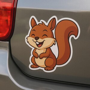 Pegatina de ardilla divertida: adorable animal de dibujos animados con una gran sonrisa. Ideal para coche, portátil o scrapbooking. Motivo forestal. Ideal para niños.