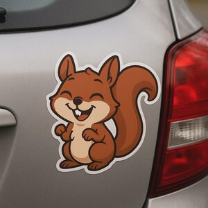Pegatina de ardilla divertida: adorable animal de dibujos animados con una gran sonrisa. Ideal para coche, portátil o scrapbooking. Motivo forestal. Ideal para niños.