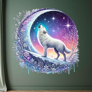 Könnte beinhalten: Ein weißer Wolf, der den Mond anheult, vor einem lebendigen Nachthimmel voller Sterne. Das Kunstwerk zeigt eine detaillierte Illustration des Wolfs, der auf einem schneebedeckten Felsvorsprung steht, umgeben von einem dekorativen, eisigen Rand mit Schneeflocken und Eiszapfen.