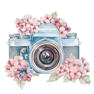Könnte beinhalten: Aquarell-Illustration einer blauen Vintage-Kamera, verziert mit rosa und lila Hortensienblüten und grünen Blättern. Das Kameraobjektiv ist schwarz mit detaillierten Markierungen. Das Design hat eine weiche, künstlerische Ausstrahlung.