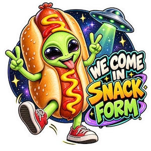 Op de afbeelding: Een groen alien-personage verkleed als hotdog met een broodje, mosterd en ketchup, draagt rode sneakers en maakt vredestekens. Bovenin straalt een vliegende schotel licht naar beneden. De tekst luidt WE COME IN SNACK FORM tegen een sterrenhemel.