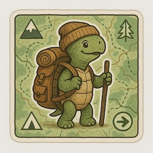 Può includere: Illustrazione di un cartone animato di una tartaruga escursionista con zaino e bastone da passeggio. La tartaruga indossa un berretto di lana marrone e porta uno zaino marrone. Lo sfondo presenta una mappa verde con icone di montagna e alberi.
