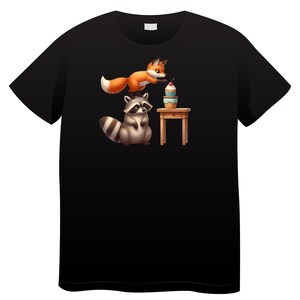 友情のキツネとアライグマのモチーフ入りユニセックスTシャツ（名入れ可能）