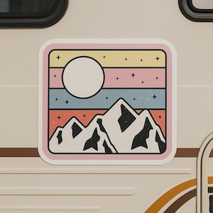 Adesivo retrò con montagne pastello, luna e stelle, ideale come regalo per camper, auto e laptop, per gli amanti della natura e del design vintage.